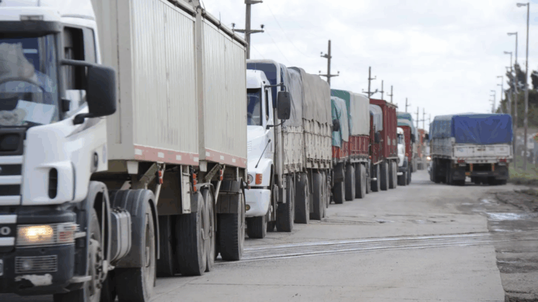Paritaria de Camioneros: acuerdan aumento del 3% en tres meses y una suma fija de $45.000