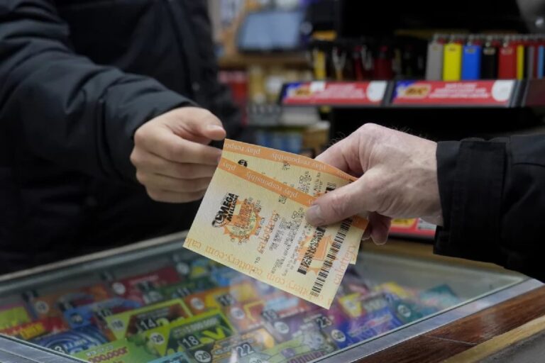 Revisó su correo y se enteró de que había ganado 30.000 dólares en la lotería de California