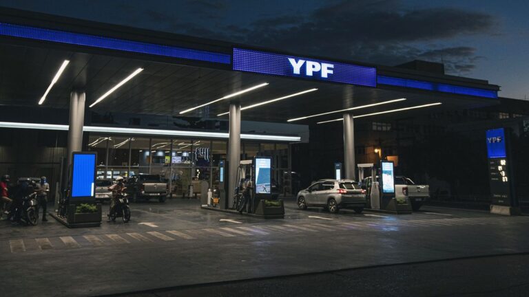 YPF vuelve a aumentar los combustibles este domingo: a cuánto se va el litro de nafta