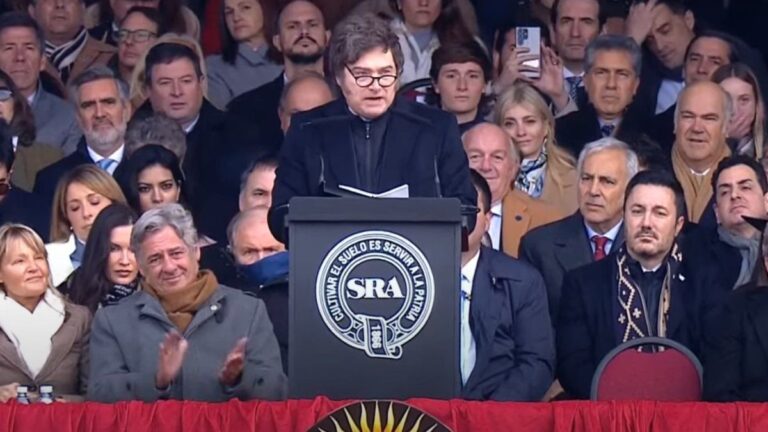 Javier Milei anunció la baja de las retenciones a la carne, maíz y soja en La Rural