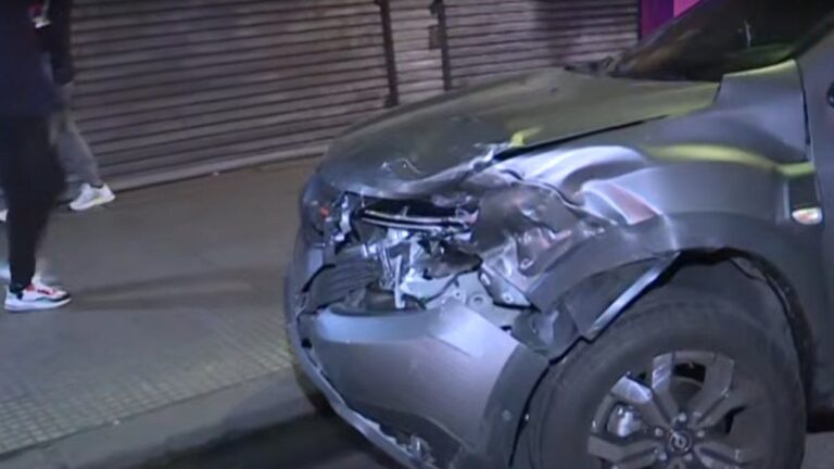 Fuerte choque entre una camioneta y una combi en colectora de la General Paz dejó dos heridos