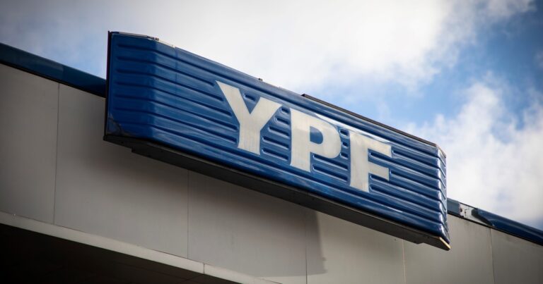 Juicio por YPF: la jueza Preska ordenó a la Argentina que entregue los chats de WhatsApp y los mails de Luis Caputo y Sergio Massa