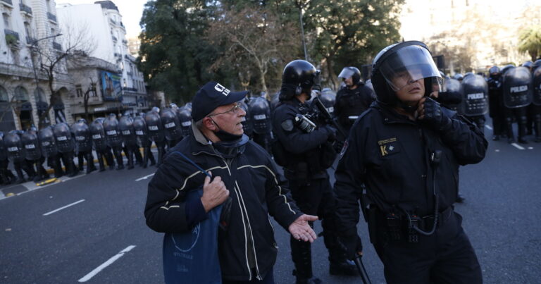 Siete detenidos tras enfrentarse con la policía en una nueva marcha frente al Congreso