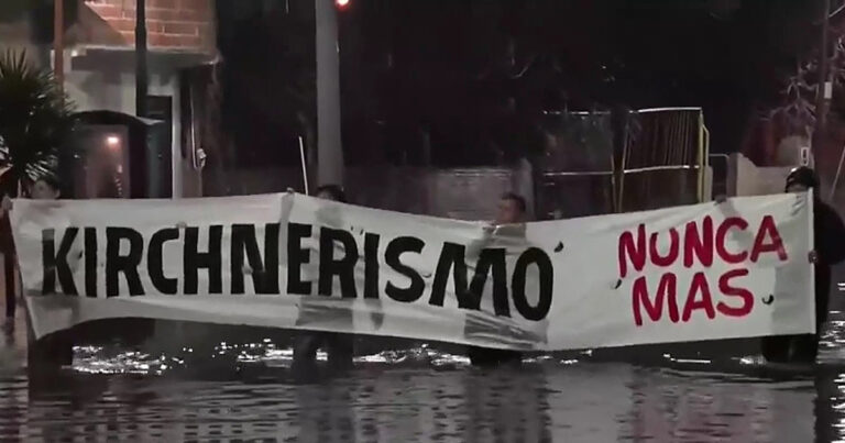 La campaña electoral se metió en la inundación: en Villa Celina protestaron por falta de obras con la bandera «Kirchnerismo nunca más»