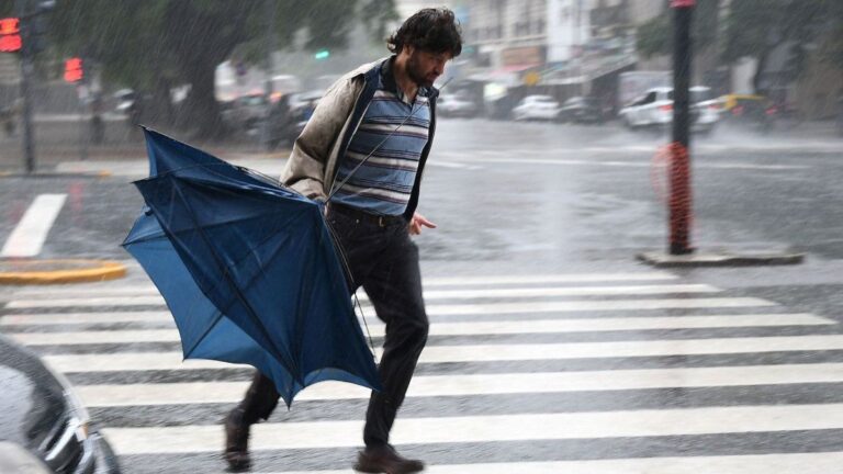 Alerta meteorológica complica este sábado: advertencias y recomendaciones a la población del SMN