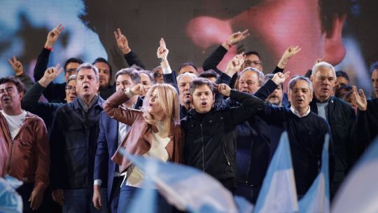 «Axel conducción», audio de Cristina y marcha peronista: los festejos en el búnker de Kicillof