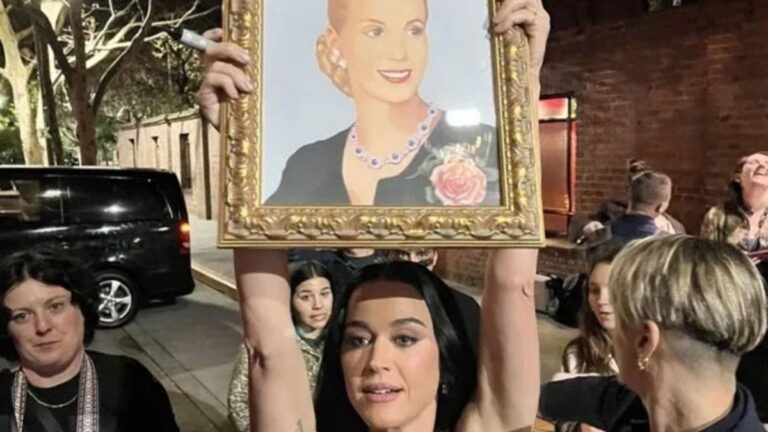 Katy Perry llegó a la Argentina y levantó un cuadro de Eva Perón