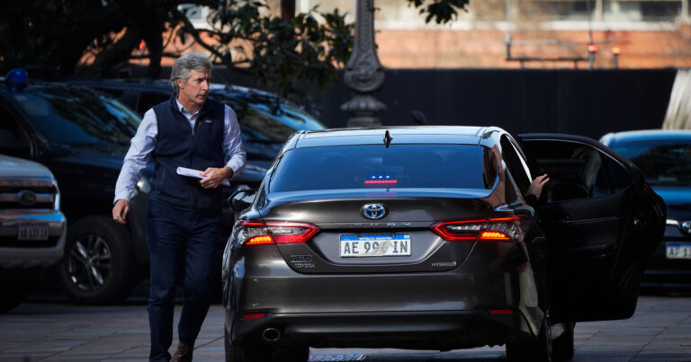 Sin anuncios, Caputo monitoreó la suba del dólar y se reunió con Milei para definir el mensaje