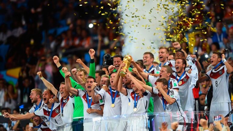 Fue campeón del mundo, dejó el fútbol y ahora escala montañas de una manera llamativa: semidesnudo
