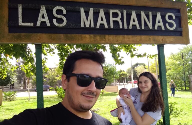 Visitan pueblos ocultos desde que son novios y hoy llevan a sus hijos: Nos sentamos en la estación de tren sin preocupaciones y en silencio