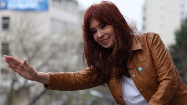 A 100 días de su detención: Cristina Kirchner saludó desde el balcón de San José 1111 a la militancia