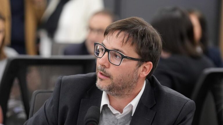 Oscar Agost Carreño: «Si hay un golpe de Estado, es un autogolpe que se genera el propio Gobierno»