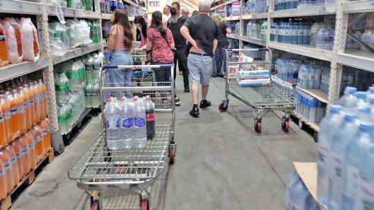 Las ventas en supermercados y mayoristas volvieron a caer en julio según el INDEC