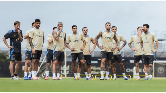 Argentina, lista para su duelo ante Venezuela: Scaloni definió al equipo sin Messi, con sorpresas y cambios tácticos