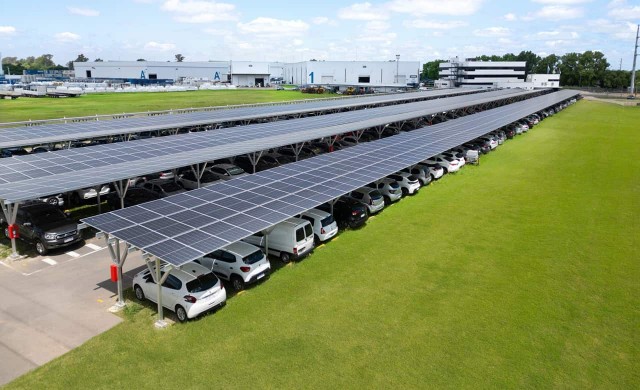 Secco reafirma su liderazgo como industria verde: inauguró un mega carport solar