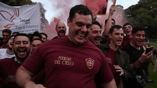 Clientelismo libertario: la repartija de remera gratis para los militantes de Milei