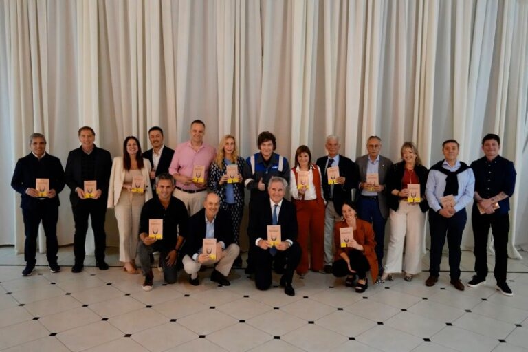 Javier Milei firmó la suba salarial a sus ministros estimada en un 100 % de incremento