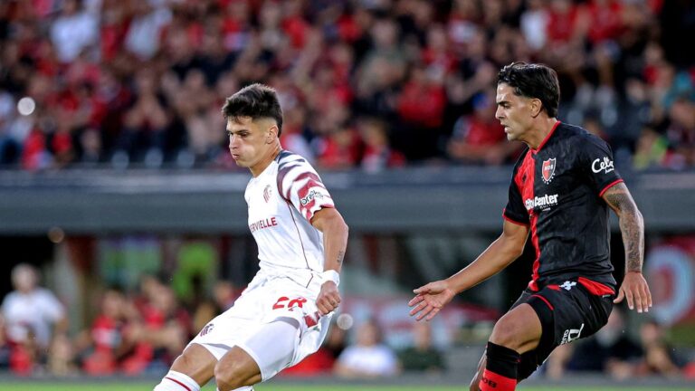 Estudiantes venció 2-0 a Newell’s en Rosario y es líder de la Zona A
