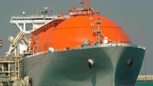 Alarma en los mercados: Qatar suspende la producción de GNL tras ataques con drones