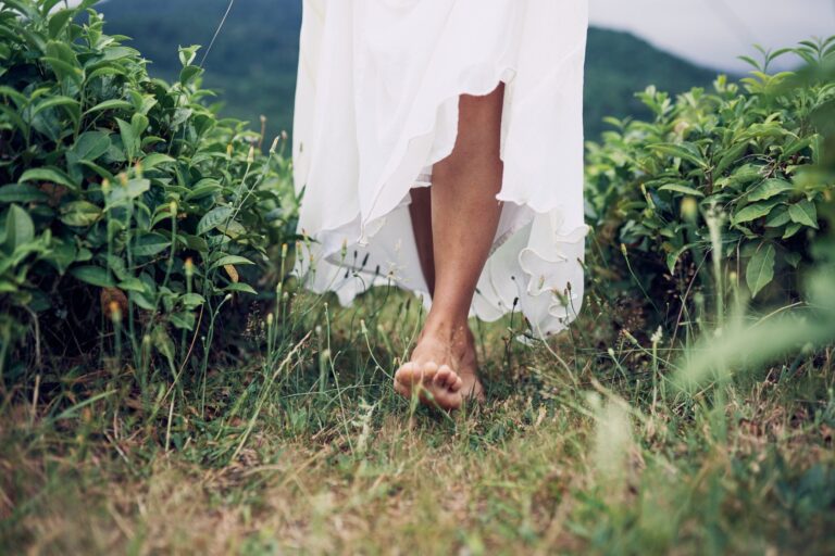 Qué es la caminata del gorila, el ejercicio de moda que mejora la fuerza, la coordinación y el equilibrio