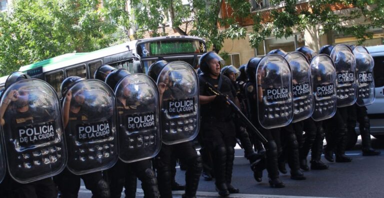 Balas y gases. La policía de la Ciudad y la Federal reprimieron a los trabajadores de Fate