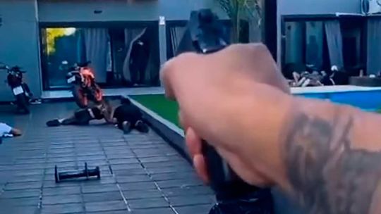 Allanamiento en una Pool Party: la Policía buscaba a una banda de autos robados y terminó a los tiros en una quinta