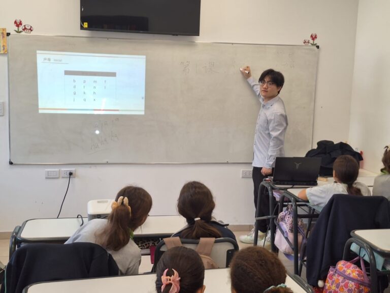 Fanático del vino, el asado y el paisaje: quién es el chino Axel, que enseña su idioma a docentes argentinos