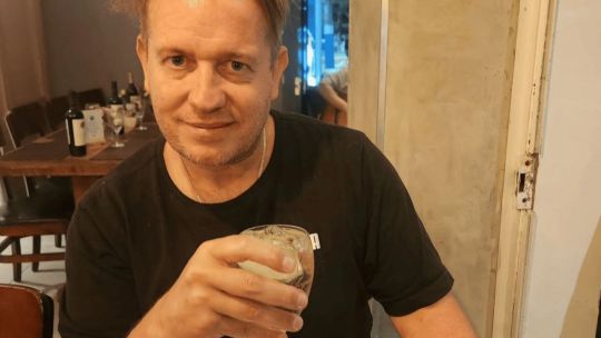 El biógrafo de Milei suspende la batalla cultural por vacaciones: «Primer día en la playa»