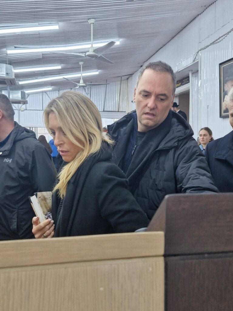 Denuncian que ARCA, Banco Nación, Aerolíneas y AYSA triangularon para contratar a la esposa de Adorni