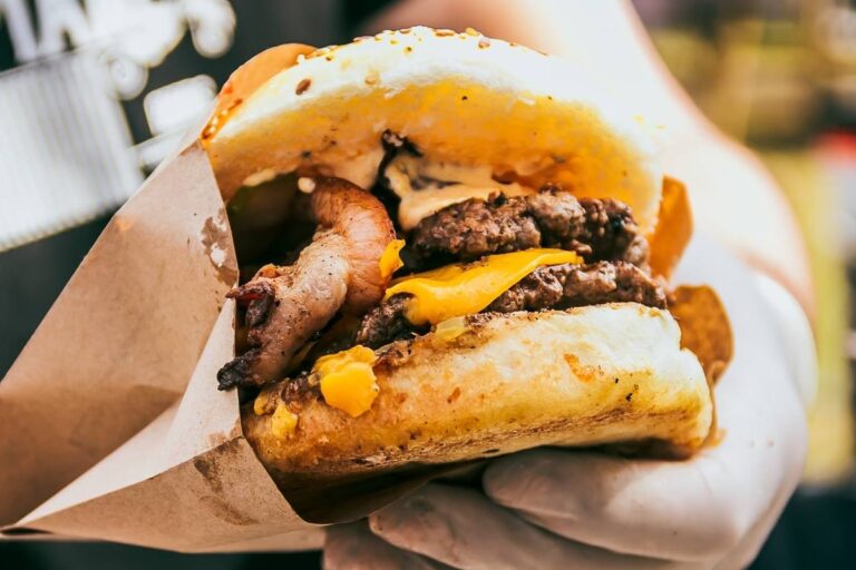 Hamburguesa gourmet y costillas ahumadas presentadas en eventos gastronómicos de abril en Argentina.