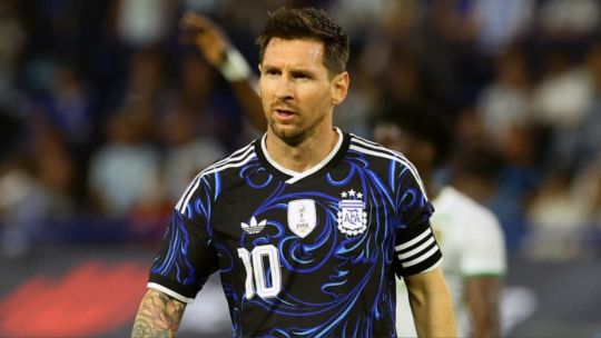 Lionel Messi con la camiseta de la Selección Argentina en un partido.