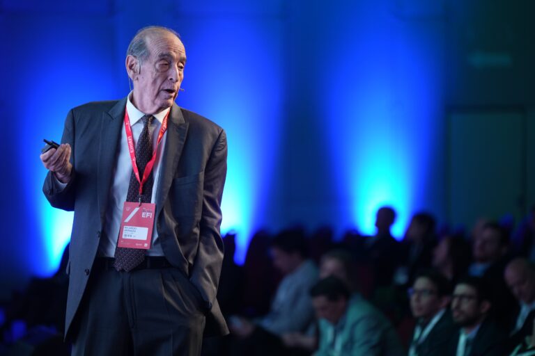 El economista Ricardo Arriazu durante una exposición analizando la economía argentina.