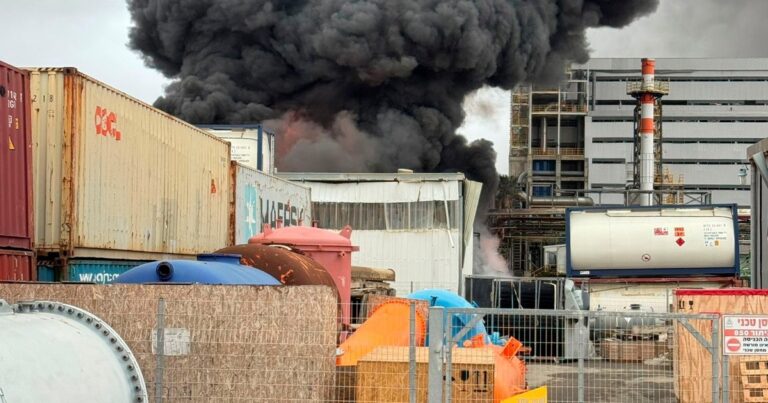 Bomberos trabajando en un incendio en una planta industrial en el desierto israelí.