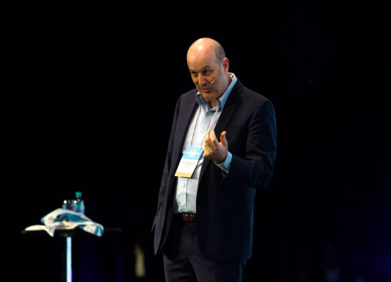 Ilustración de un documento legal con un sello de 'Derogado' superpuesto.