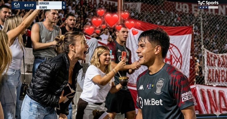 Jugadores de Huracán celebran el gol de Lucas Blondel ante Olimpo en la Copa Argentina.
