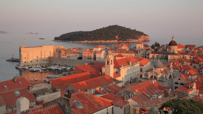 Vista aérea de la isla de Lokrum, Croacia, mostrando sus bosques y costa rocosa.