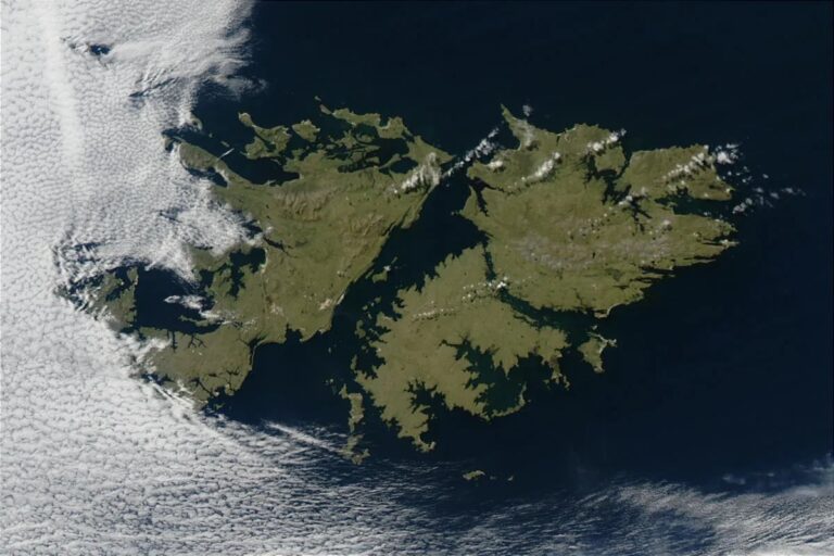 Mapa de las Islas Malvinas en el Atlántico Sur con la bandera argentina.