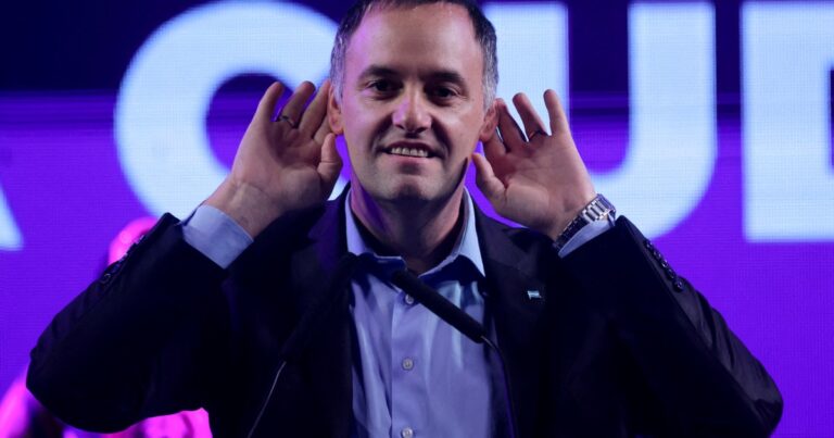 Manuel Adorni y Javier Milei en un acto público.