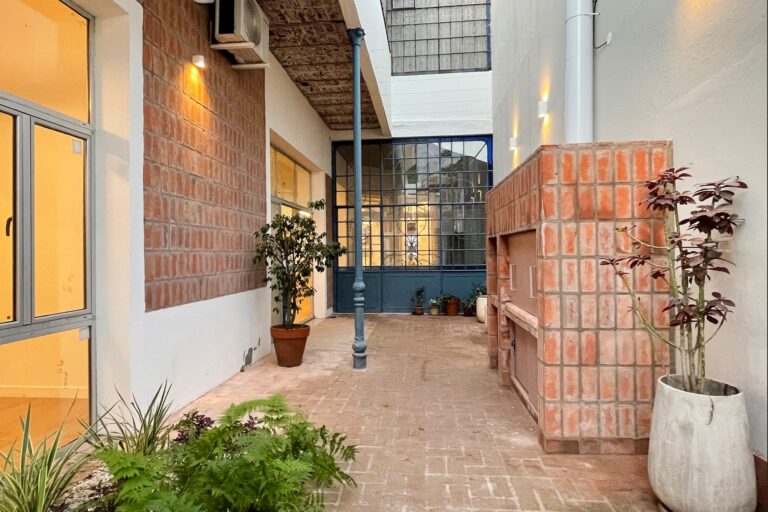 Persona analizando planos de una propiedad en renovación, representando la estrategia del rulo inmobiliario.