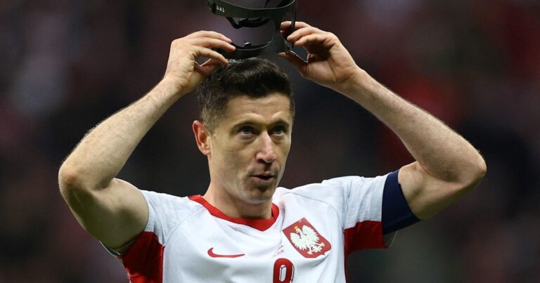 Los capitanes de Suecia y Polonia, Viktor Gyökeres y Robert Lewandowski, antes del partido decisivo por el Repechaje UEFA.