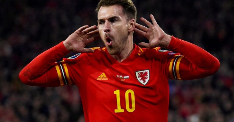 Aaron Ramsey, futbolista galés, jugando con la camiseta de la selección de Gales.