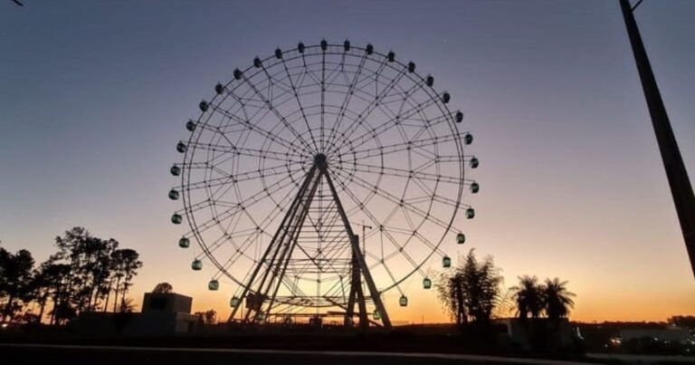 Momento del colapso de la rueda de la fortuna en un parque de diversiones de India