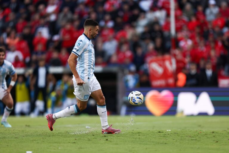Adrián 'Maravilla' Martínez, delantero de Racing Club, durante un partido.