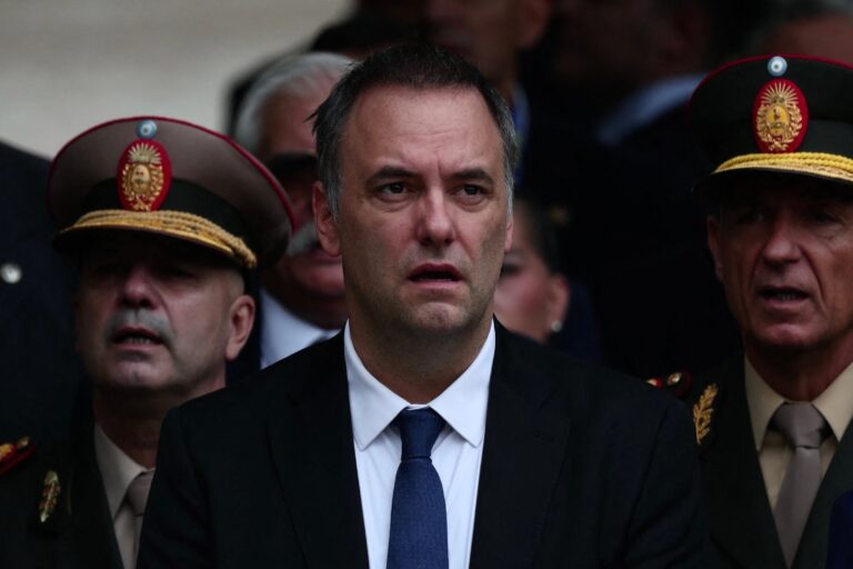 Gráfico representando indicadores económicos y silueta de un funcionario