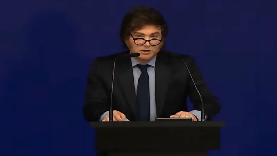 Eduardo Ibarra, analista político, durante una entrevista en un estudio de televisión.