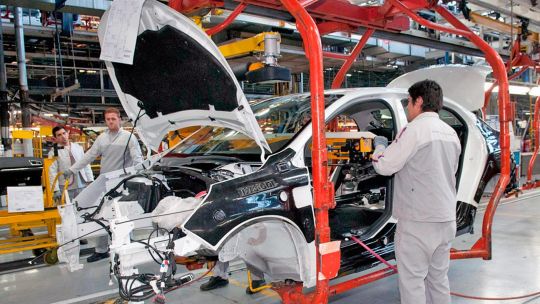 Mapa mundial con iconos de tecnología y recursos naturales, enfocado en Argentina.