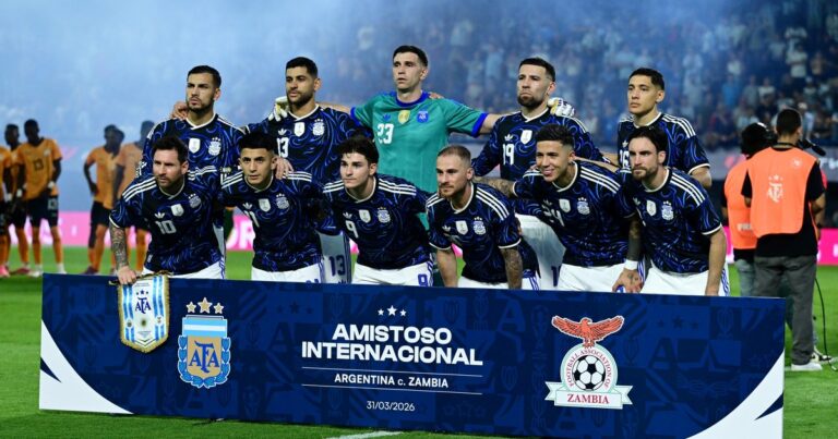 Jugadores de la Selección Argentina celebran un gol durante el partido amistoso ante Zambia en La Bombonera.