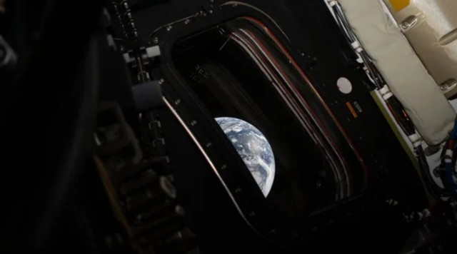 Fotografía de la Tierra tomada desde la nave Orión de la misión Artemis II, mostrando el planeta como una esfera azul en el espacio.
