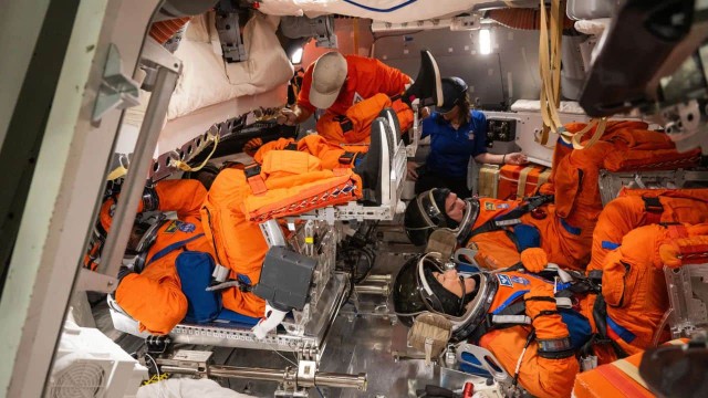 Ilustración de la cápsula Orión de la NASA reingresando a la atmósfera terrestre durante la misión Artemis II.