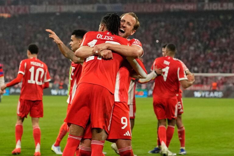 Jugadores del Bayern Munich celebran un gol frente al Real Madrid en el Allianz Arena durante la Champions League.